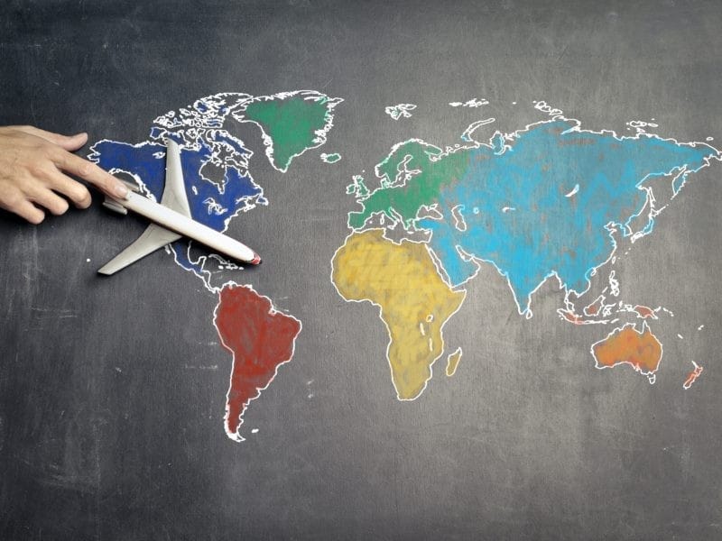 Tickete de avión para volar a Australia mapa mundi con un avión
